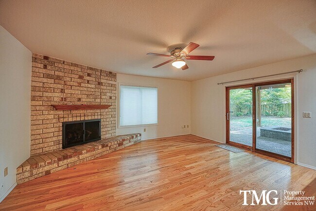 Building Photo - 3841 SE Madsen Ct