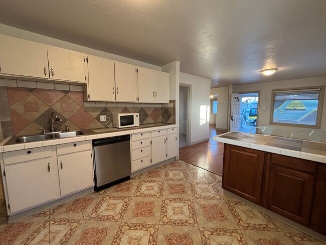 Building Photo - Salt Lake Cottage home 3 bed, 2 baths