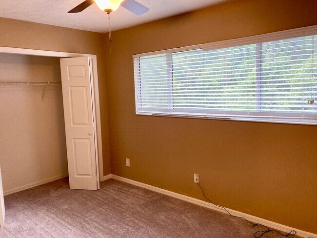 Building Photo - Two story condo with community pool!