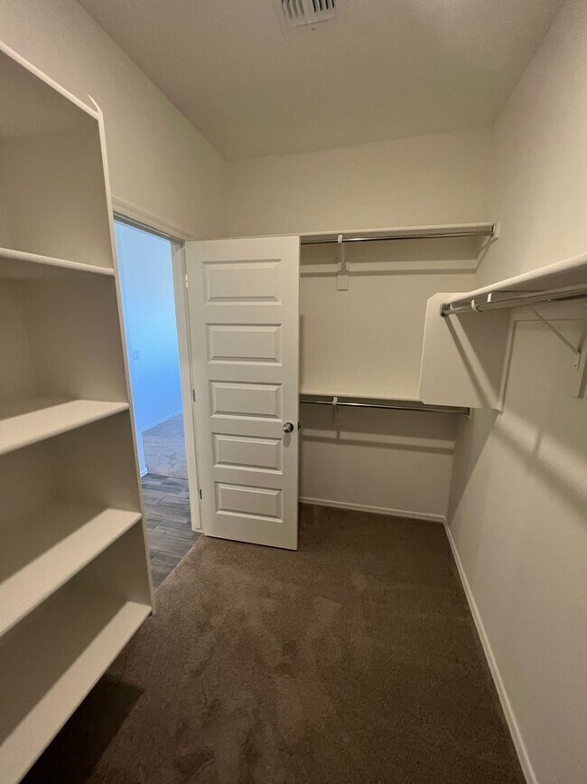 Building Photo - Gorgeous Newer Build 4 Bed/3 Bath in Rancho Cabrillo