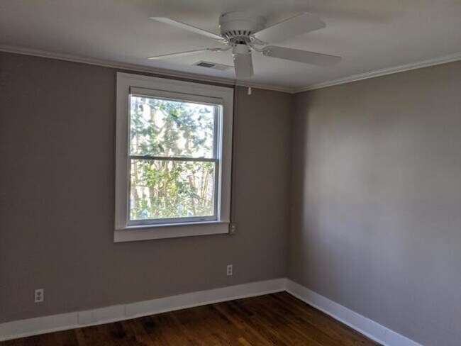 Building Photo - Beautiful 2 BR/1 BA Furnished Apartment Available in Downtown Charleston!