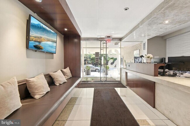 Building Photo - Spacious Renovated Dupont Circle Condo Walking Distance to Metro!