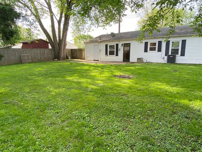 Building Photo - 3 Bedroom Ranch in Champaign-AVAILABLE AUG...