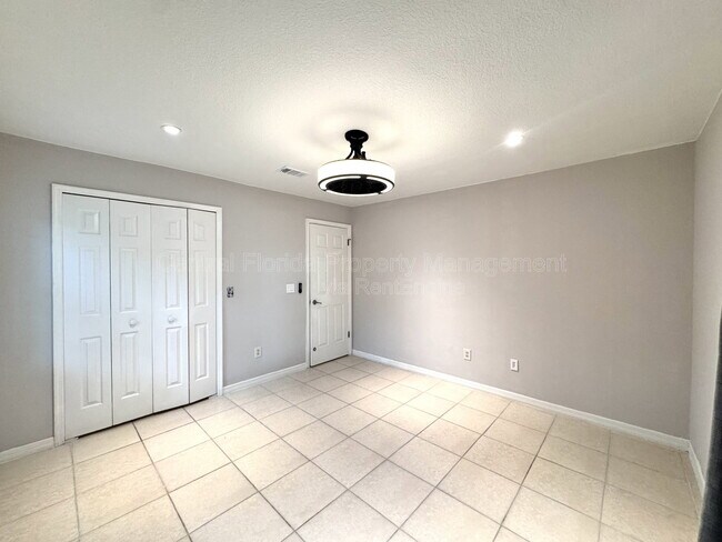 Building Photo - 721 Endeavour Dr S