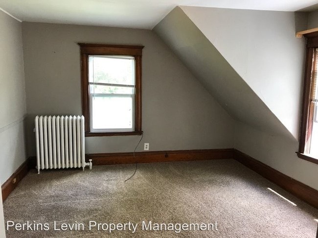 Building Photo - 735 Quincy St NE