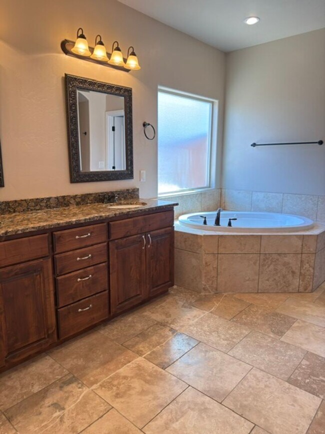Building Photo - Gorgeous 6 Bedroom Home in Washington!