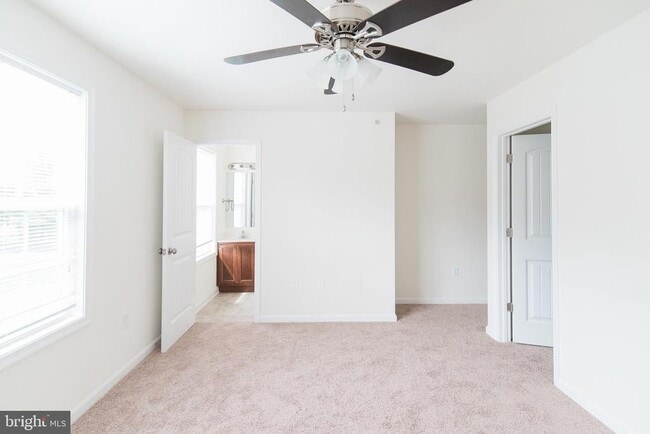 Building Photo - 10 Breezewood Dr