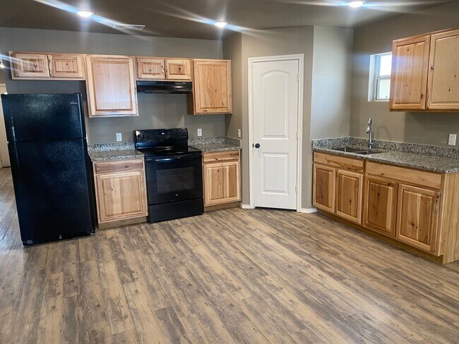 Building Photo - 3 bed 2 bath