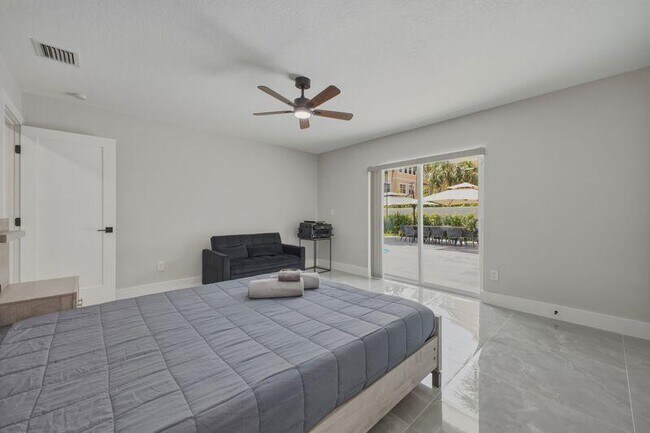 Building Photo - 632 Las Palmas Park