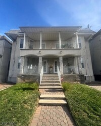 Building Photo - 581 Walnut St