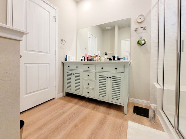 Building Photo - Spacious 4-Bedroom, 2-Bathroom Single Family Home in Austin!