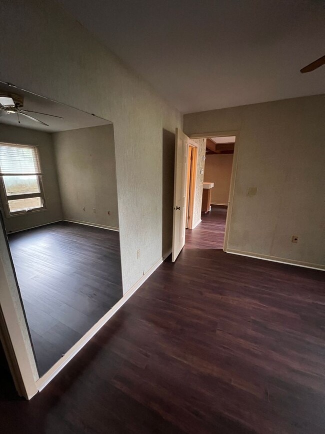 Building Photo - Hampton 1351-1353