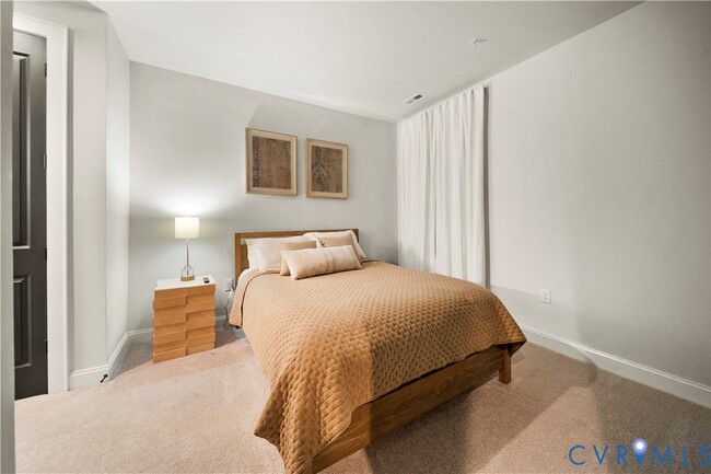 Building Photo - 441 W 7th St