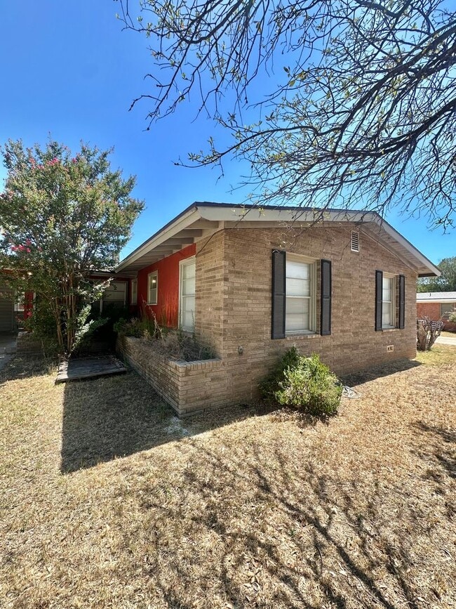 Building Photo - COMING AVAILABLE IN JULY - 3 Bedroom Home ...