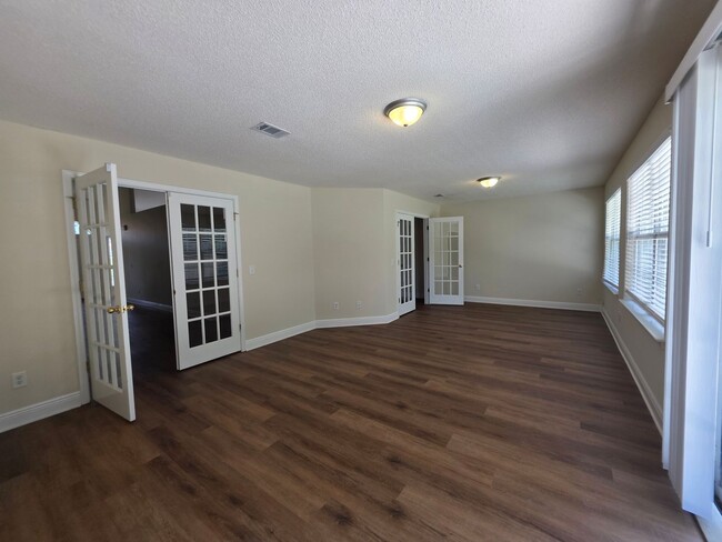 Building Photo - 4BR/3BA home with shed close to Navy Feder...