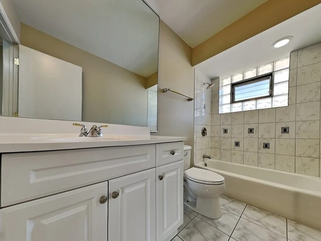 Building Photo - 7649 S Oconto Ave