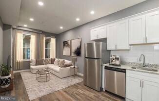 Building Photo - 207 S 49th St