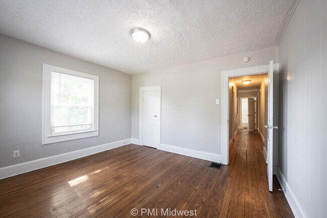 Building Photo - "Charming 3-Bed Duplex Gem in Indianapolis – Spacious 1300 Sq Ft Haven!"