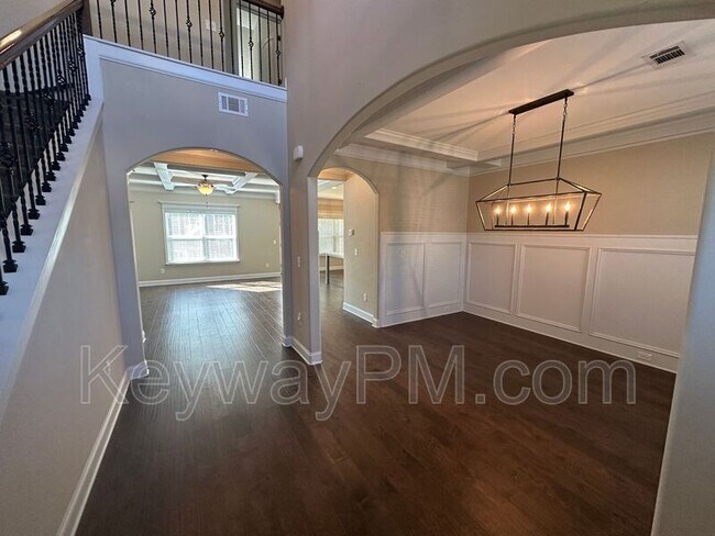 Building Photo - 688 Tree Top Trl