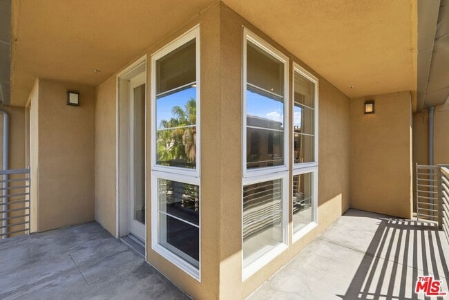 Building Photo - 5831 Seawalk Dr