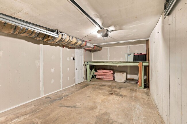Building Photo - 840 Hilton Dr