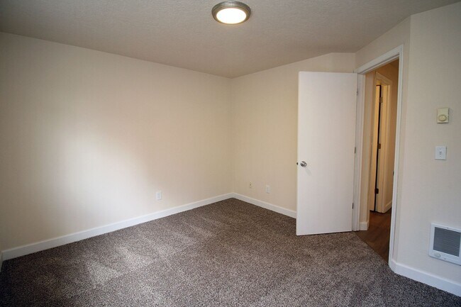 Building Photo - 17-23 SE 127th Ave