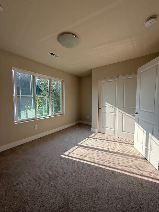 Building Photo - Modern 4 Bed, 3.5 Bath Lynnwood Home – Pri...