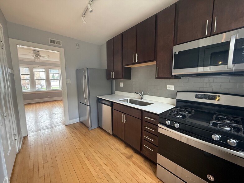 Building Photo - 3020 N Karlov Ave