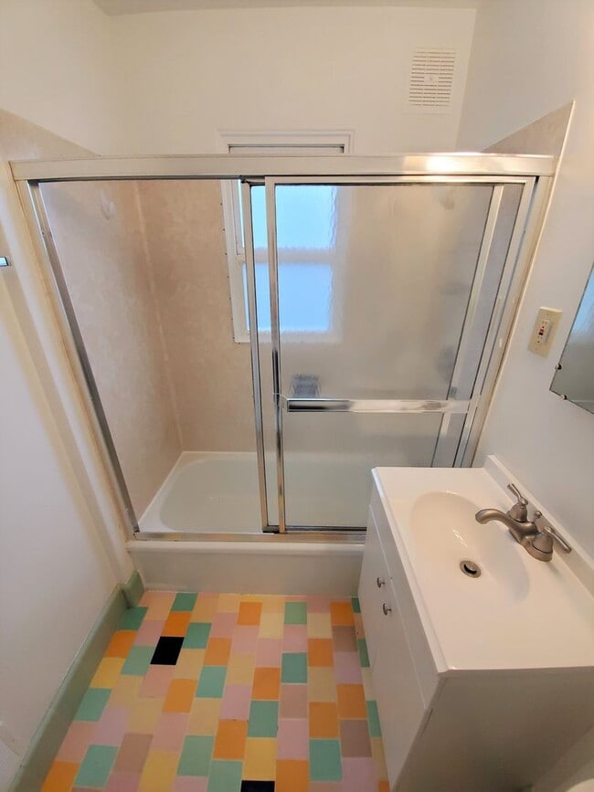 Building Photo - Classic One Bedroom, One Bathroom Apartmen...