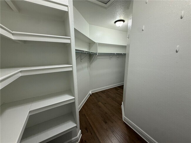 Building Photo - 6665 W Valley View Rd