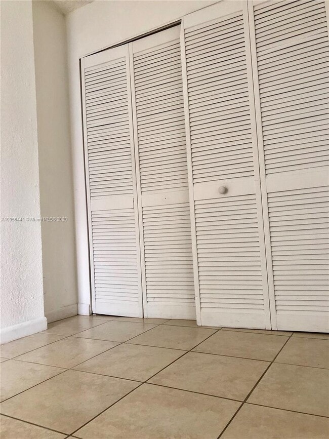 Building Photo - 1 bedroom in Sunny Isles Beach FL 33160