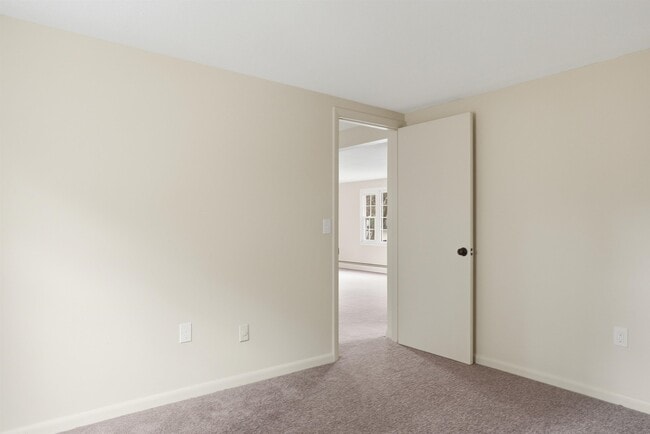 Building Photo - 289 Derry Rd