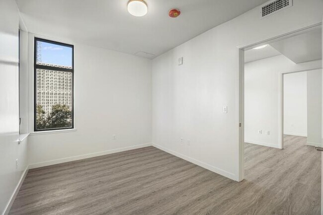 Building Photo - New Contemporary Sunny Apartment With Views