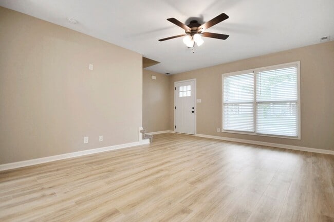 Building Photo - Pet Friendly Three Bedroom!