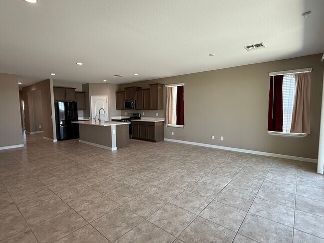 Building Photo - Beautiful Newer 4 Bedroom 3 Bathroom Anthem at Merrill Ranch Home!