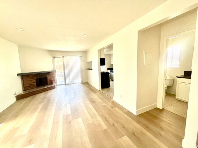 Building Photo - 2 bed 2 bath ocean view Stand alone bungalow by the beach