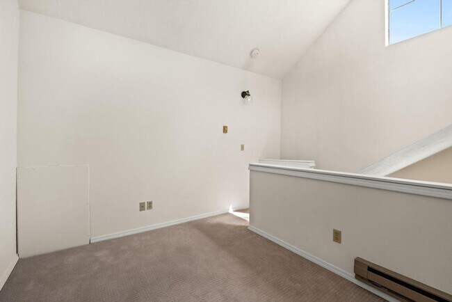 Building Photo - Stylish Lake Oswego 1 Bedroom Condo with Loft — Walk to Shops & Parks