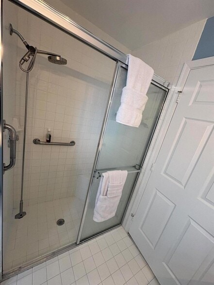 Building Photo - 7275 Summer Tree Dr