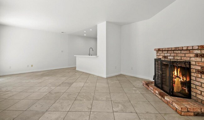 Building Photo - 4 bed 2 bath move-in ready home located in...