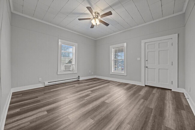 Building Photo - Newly Renovated 2 bed 1 bath!