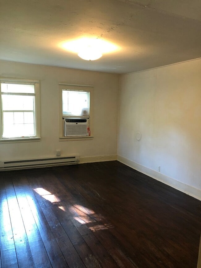 Building Photo - Fully Renovated Farmhouse in Moseley