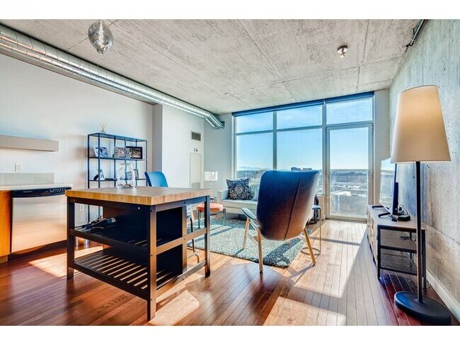 Building Photo - Fully Furnished Modern Condo with All Util...