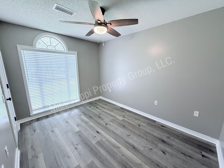 Building Photo - 2112 Harris Dr