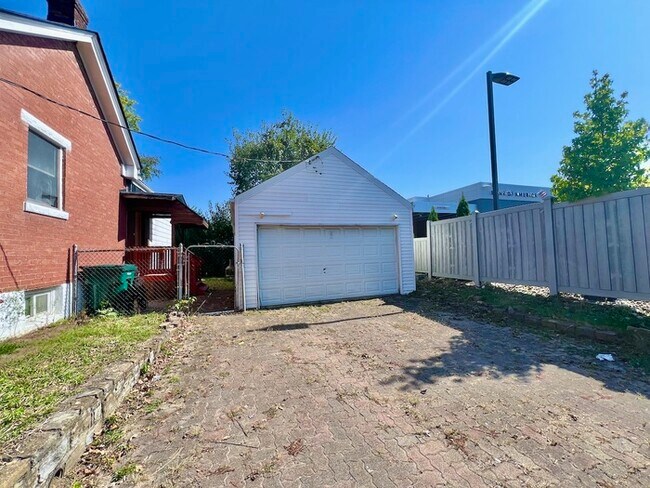 Building Photo - Unique Oakley Ranch!