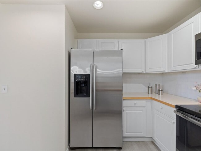 Building Photo - Available Now - 2 Bed/2 Bath End Unit Townhouse with Garage - Issaquah