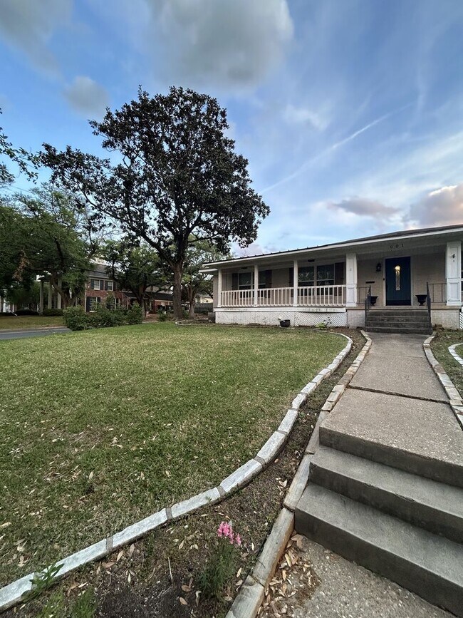 Building Photo - 601 Linden St