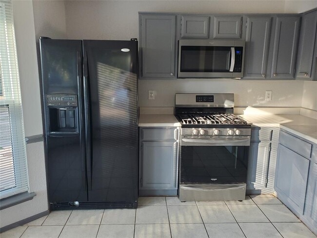 Building Photo - 16817 Village Oak Loop