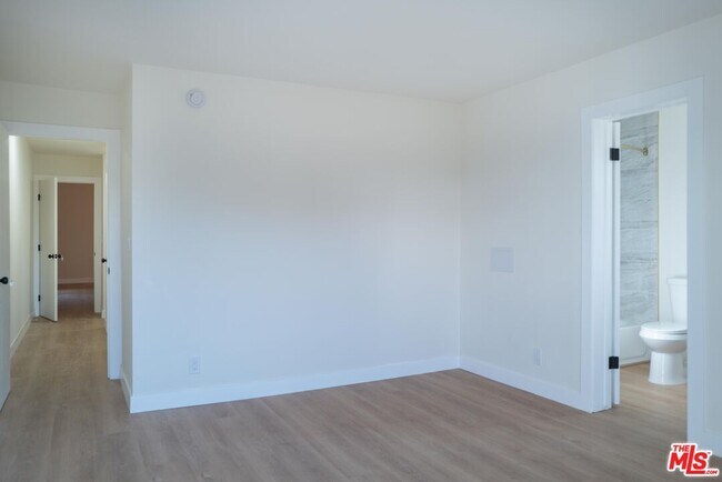 Building Photo - 860 S Kingsley Dr