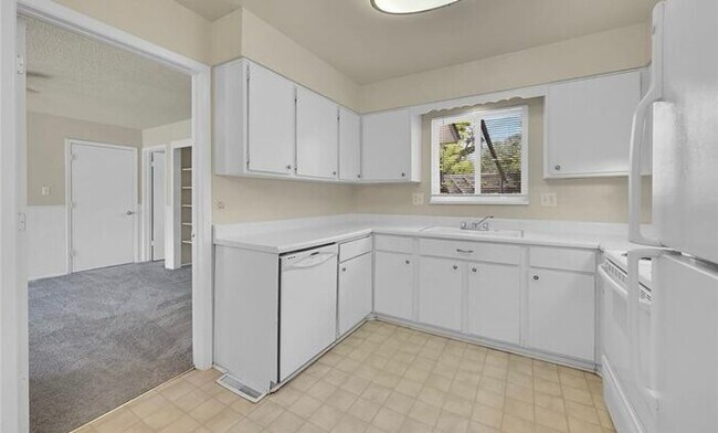 Building Photo - MOVE IN SPECIAL! 3-bedroom Rancher in Coun...