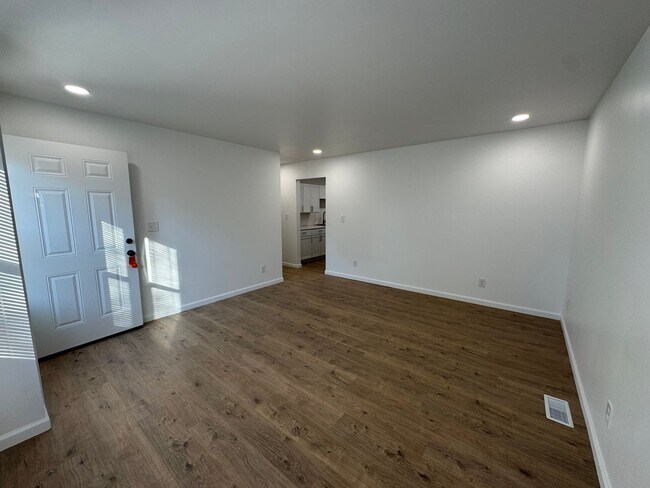 Building Photo - 3 Bedroom, 1 bath house with a bonus room